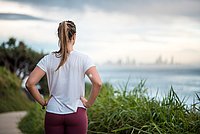 Joggerin mit Blutzuckermessgerät am Oberarm